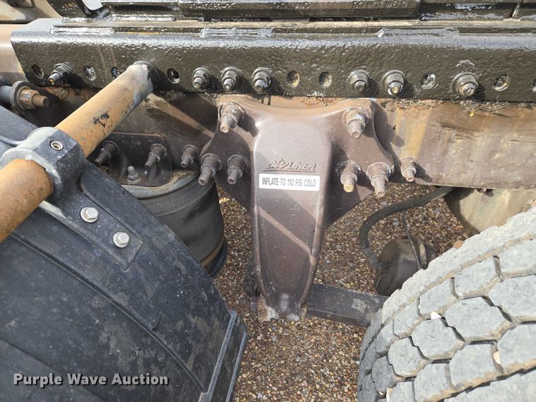 image for item ET5165 2015 Freightliner Cascadia semi truck