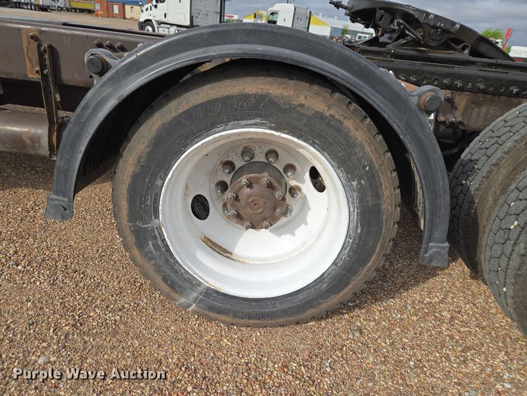 image for item ET5165 2015 Freightliner Cascadia semi truck