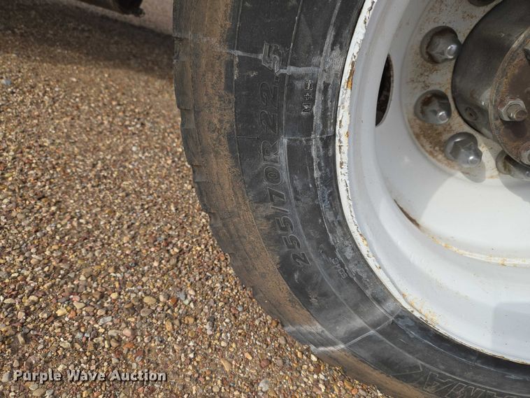 image for item ET5165 2015 Freightliner Cascadia semi truck