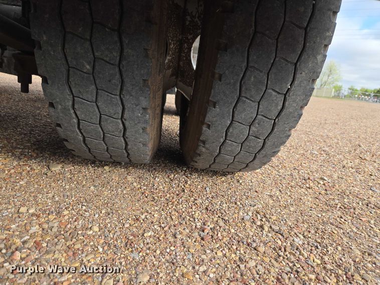 image for item ET5165 2015 Freightliner Cascadia semi truck