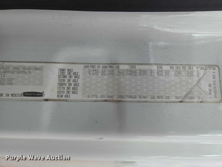 image for item ET5165 2015 Freightliner Cascadia semi truck