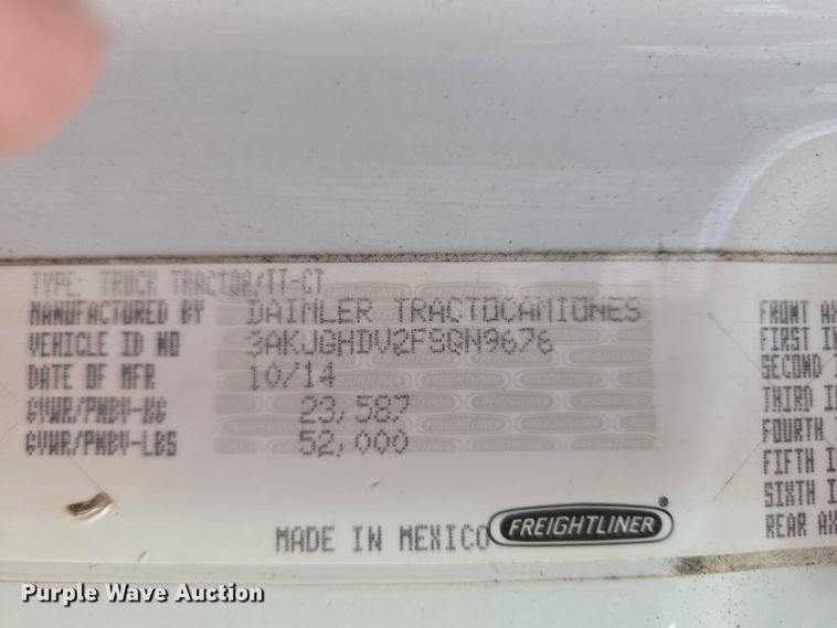 image for item ET5165 2015 Freightliner Cascadia semi truck