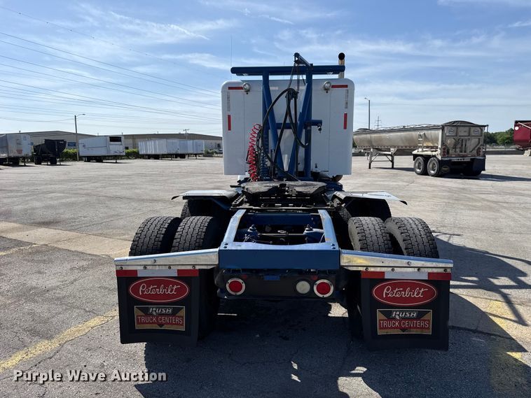 image for item ET6035 2013 Peterbilt 365 semi truck