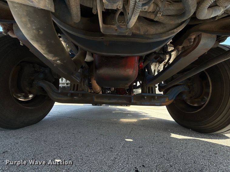 image for item ET6035 2013 Peterbilt 365 semi truck