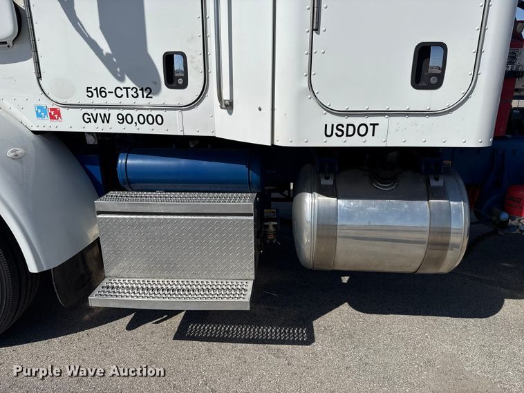 image for item ET6035 2013 Peterbilt 365 semi truck