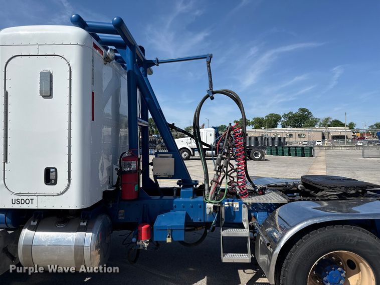 image for item ET6035 2013 Peterbilt 365 semi truck