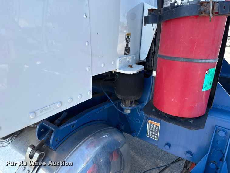 image for item ET6035 2013 Peterbilt 365 semi truck