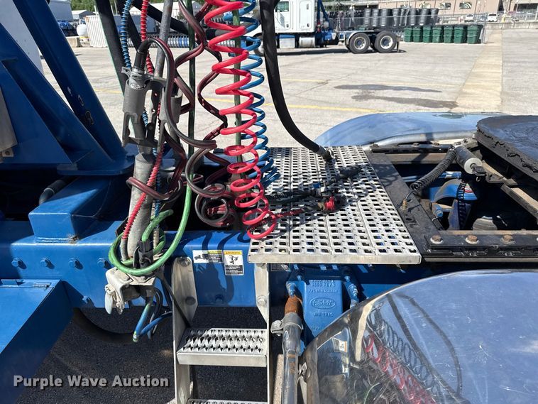 image for item ET6035 2013 Peterbilt 365 semi truck