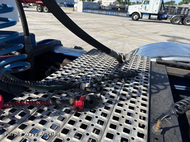 image for item ET6035 2013 Peterbilt 365 semi truck