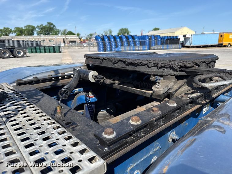 image for item ET6035 2013 Peterbilt 365 semi truck