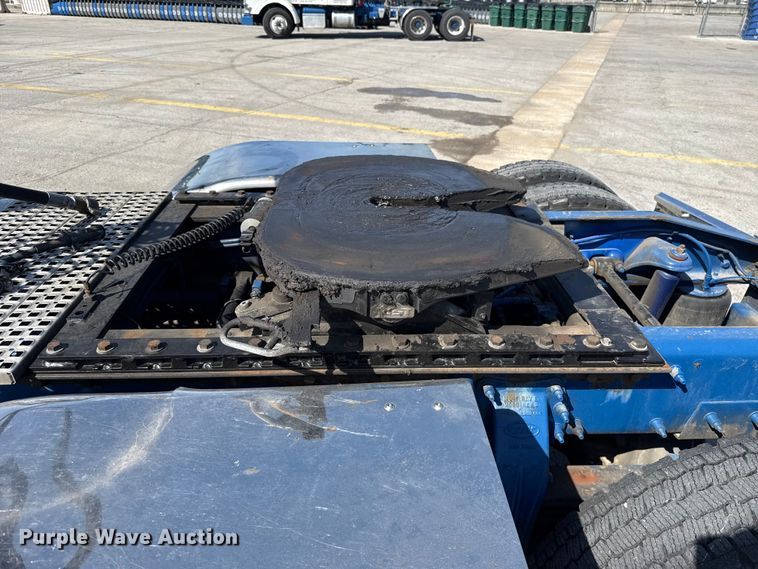 image for item ET6035 2013 Peterbilt 365 semi truck