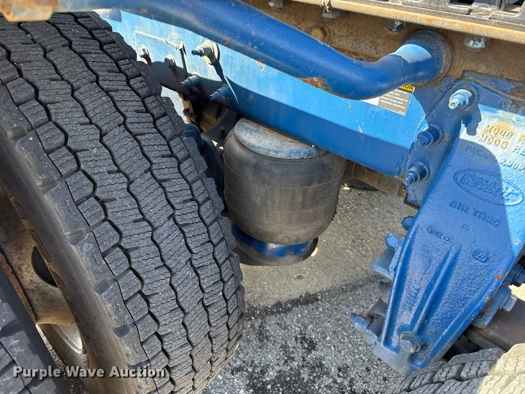 image for item ET6035 2013 Peterbilt 365 semi truck