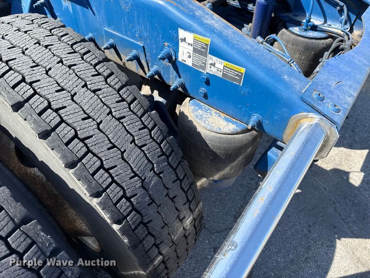 image for item ET6035 2013 Peterbilt 365 semi truck