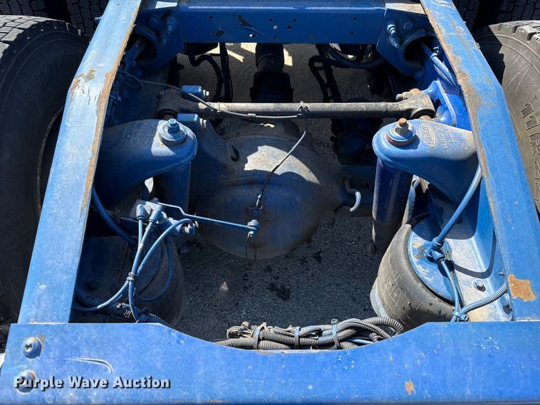 image for item ET6035 2013 Peterbilt 365 semi truck