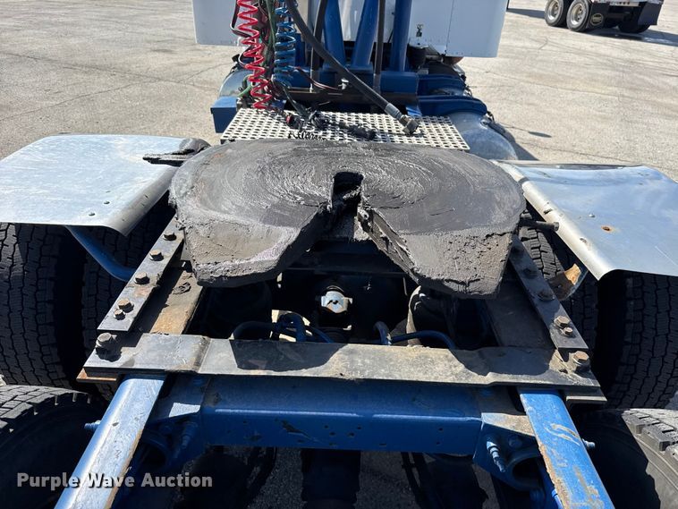 image for item ET6035 2013 Peterbilt 365 semi truck