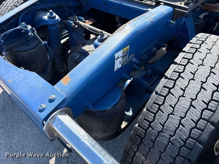 image for item ET6035 2013 Peterbilt 365 semi truck