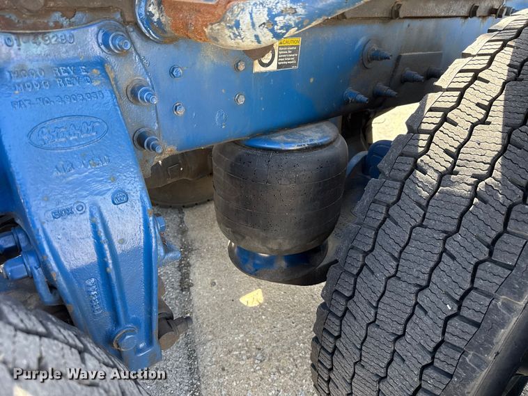 image for item ET6035 2013 Peterbilt 365 semi truck