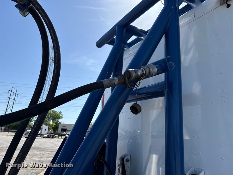 image for item ET6035 2013 Peterbilt 365 semi truck