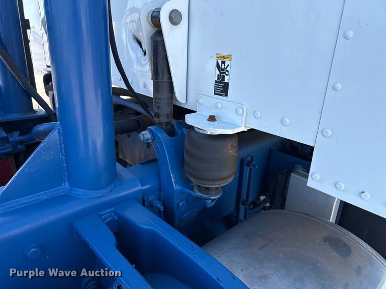 image for item ET6035 2013 Peterbilt 365 semi truck