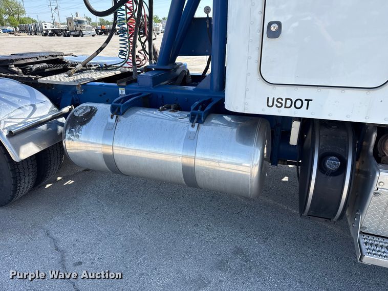 image for item ET6035 2013 Peterbilt 365 semi truck