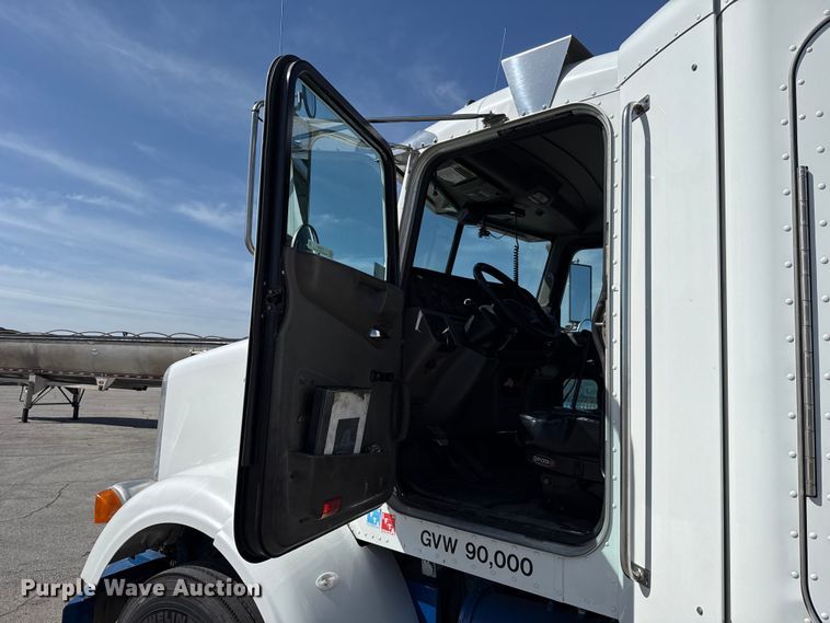 image for item ET6035 2013 Peterbilt 365 semi truck