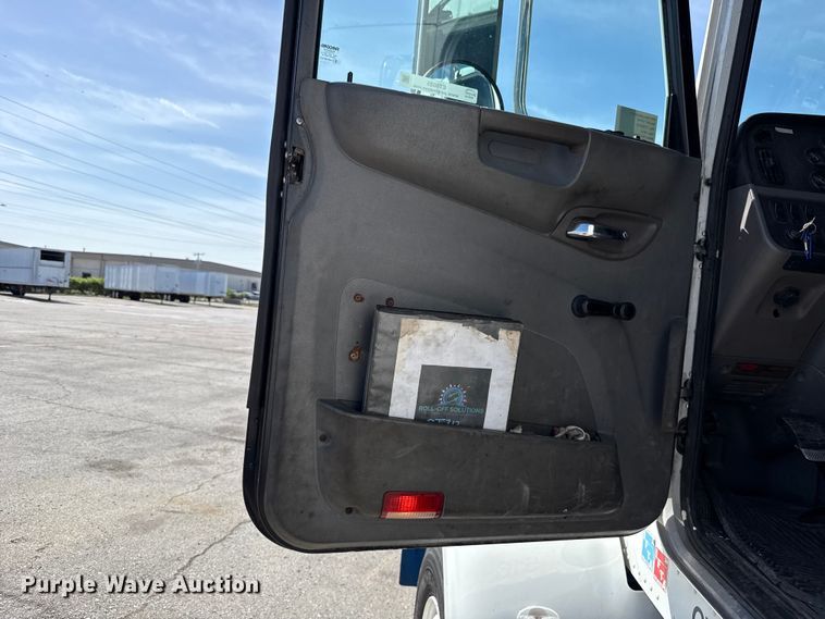 image for item ET6035 2013 Peterbilt 365 semi truck