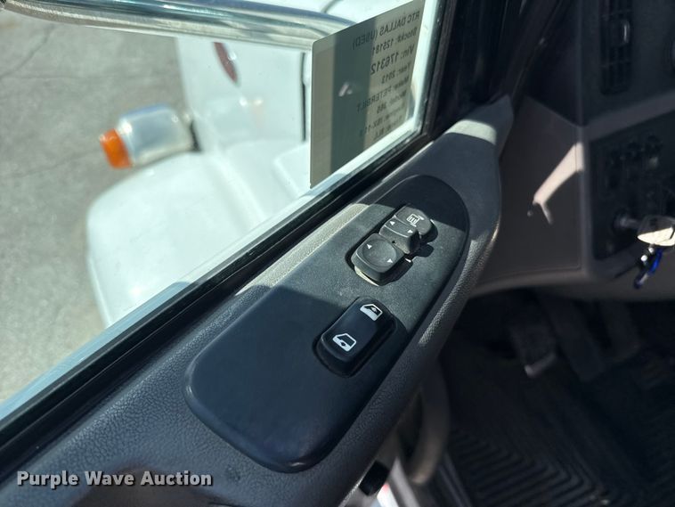 image for item ET6035 2013 Peterbilt 365 semi truck