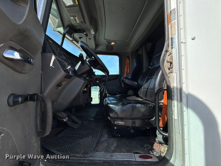 image for item ET6035 2013 Peterbilt 365 semi truck