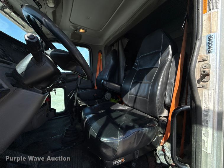 image for item ET6035 2013 Peterbilt 365 semi truck