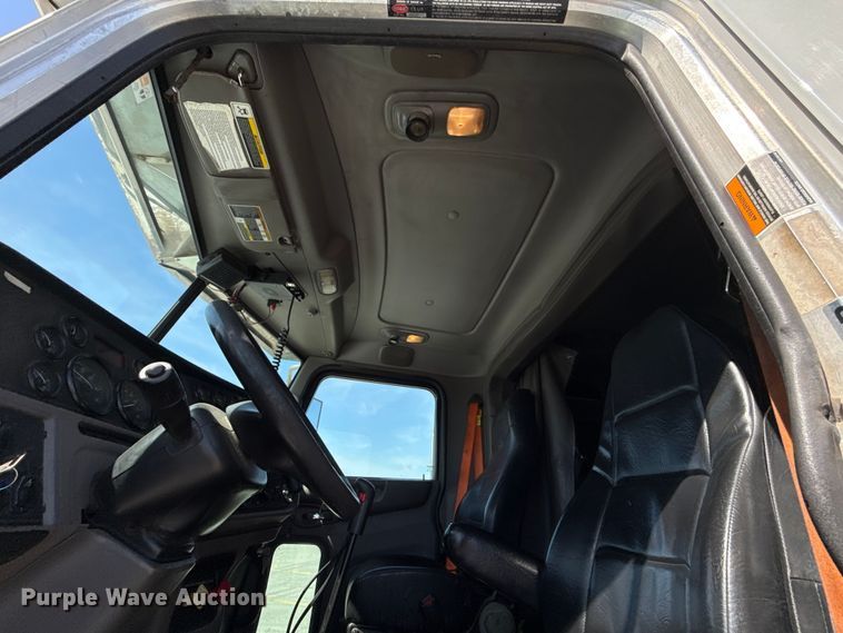 image for item ET6035 2013 Peterbilt 365 semi truck