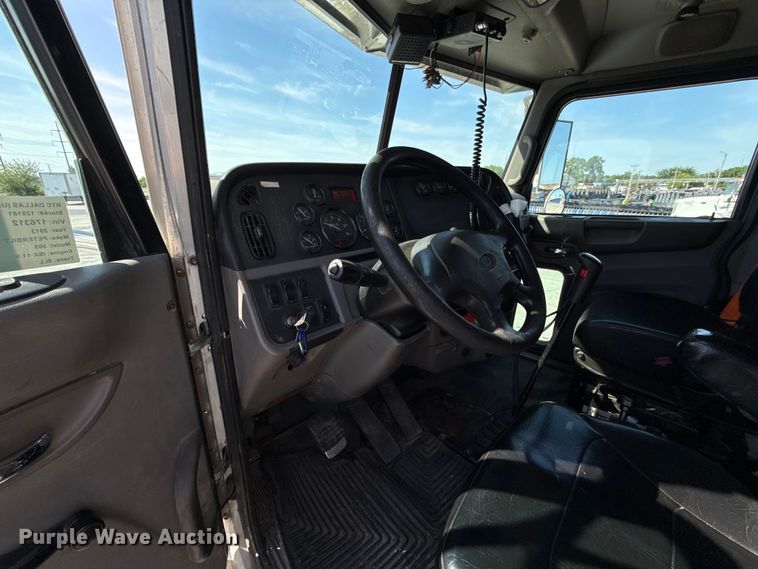 image for item ET6035 2013 Peterbilt 365 semi truck