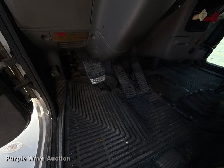 image for item ET6035 2013 Peterbilt 365 semi truck