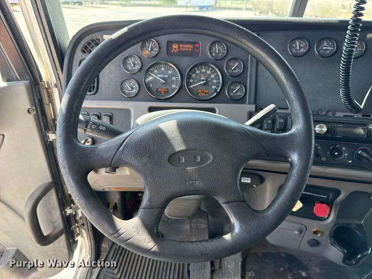 image for item ET6035 2013 Peterbilt 365 semi truck