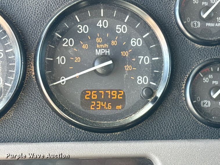 image for item ET6035 2013 Peterbilt 365 semi truck