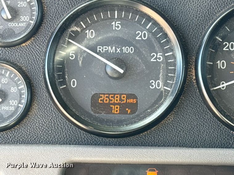 image for item ET6035 2013 Peterbilt 365 semi truck