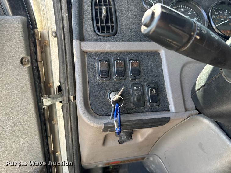 image for item ET6035 2013 Peterbilt 365 semi truck