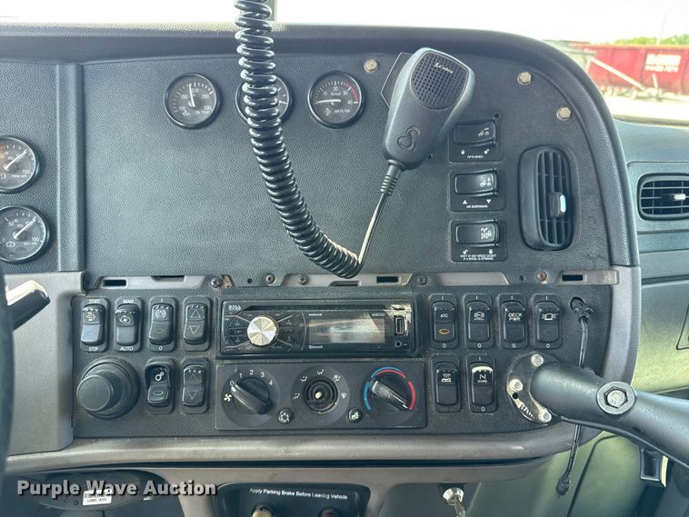 image for item ET6035 2013 Peterbilt 365 semi truck