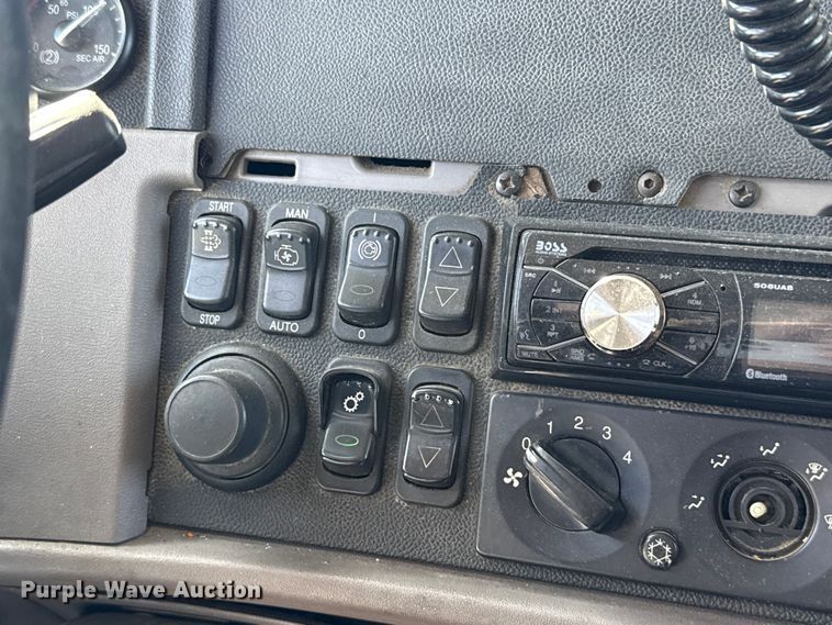 image for item ET6035 2013 Peterbilt 365 semi truck