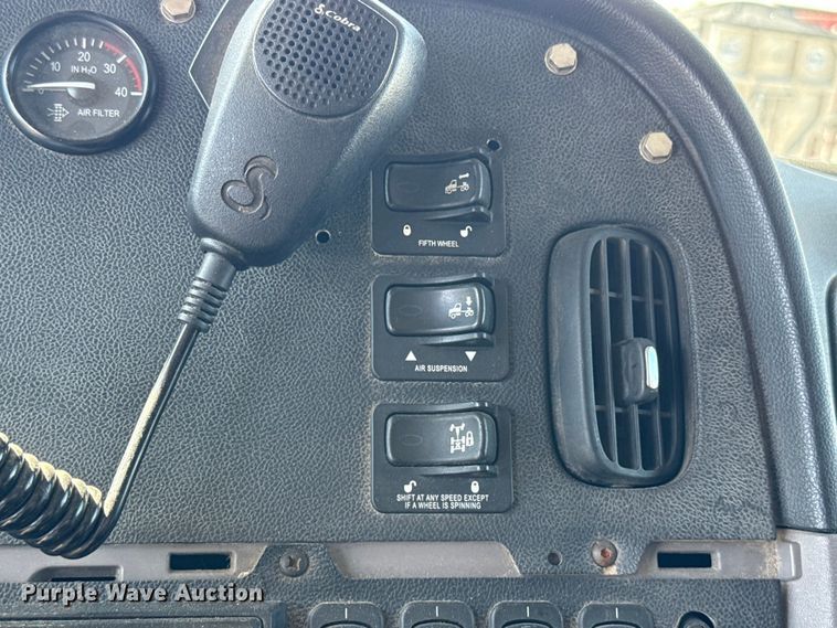 image for item ET6035 2013 Peterbilt 365 semi truck