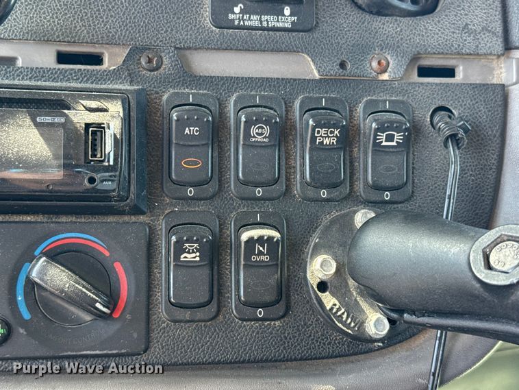 image for item ET6035 2013 Peterbilt 365 semi truck