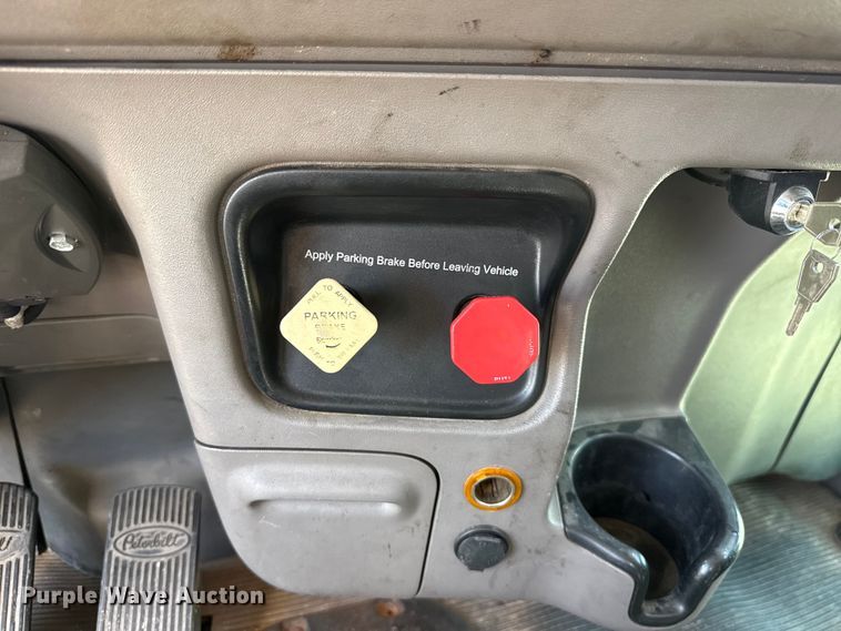 image for item ET6035 2013 Peterbilt 365 semi truck