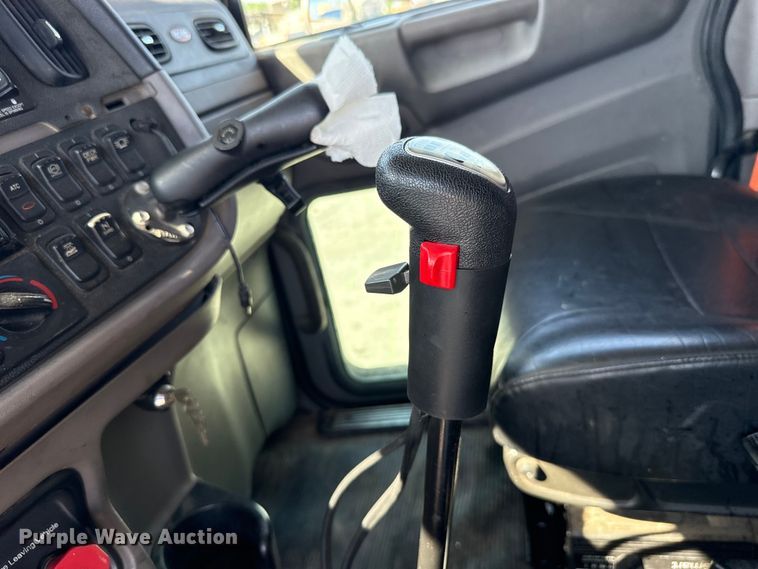 image for item ET6035 2013 Peterbilt 365 semi truck