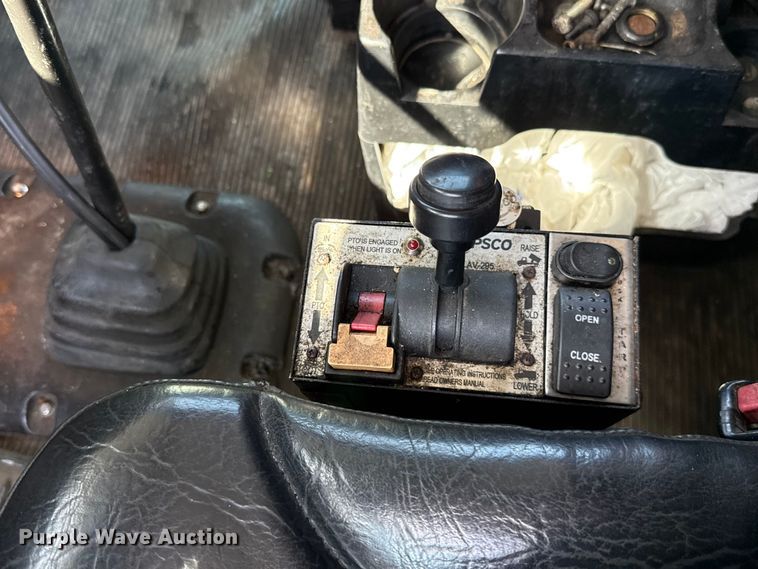 image for item ET6035 2013 Peterbilt 365 semi truck