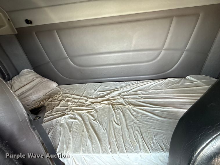 image for item ET6035 2013 Peterbilt 365 semi truck