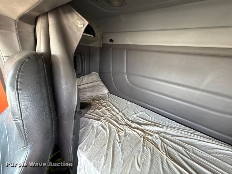 image for item ET6035 2013 Peterbilt 365 semi truck