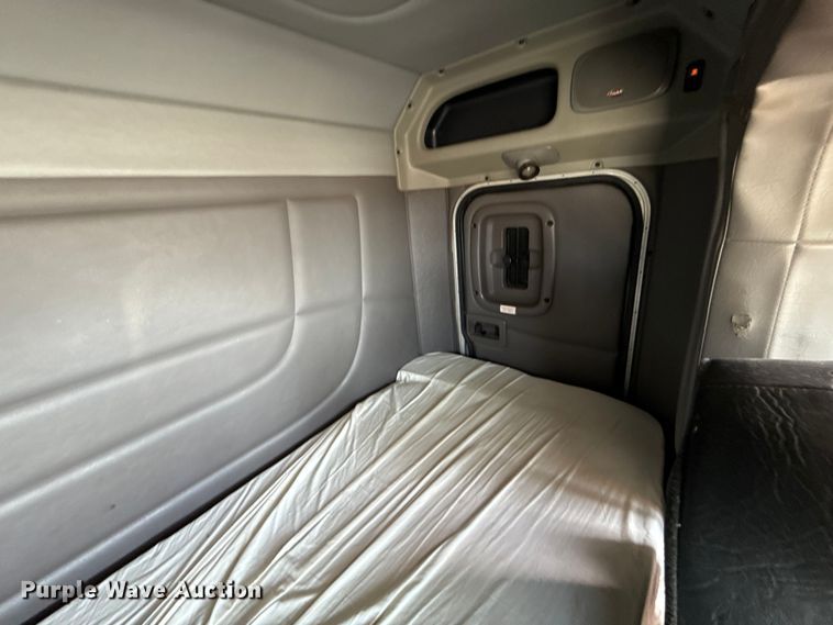 image for item ET6035 2013 Peterbilt 365 semi truck