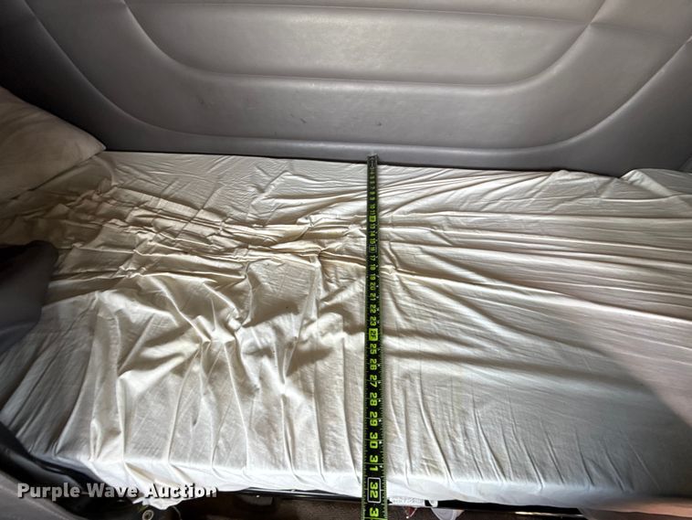 image for item ET6035 2013 Peterbilt 365 semi truck