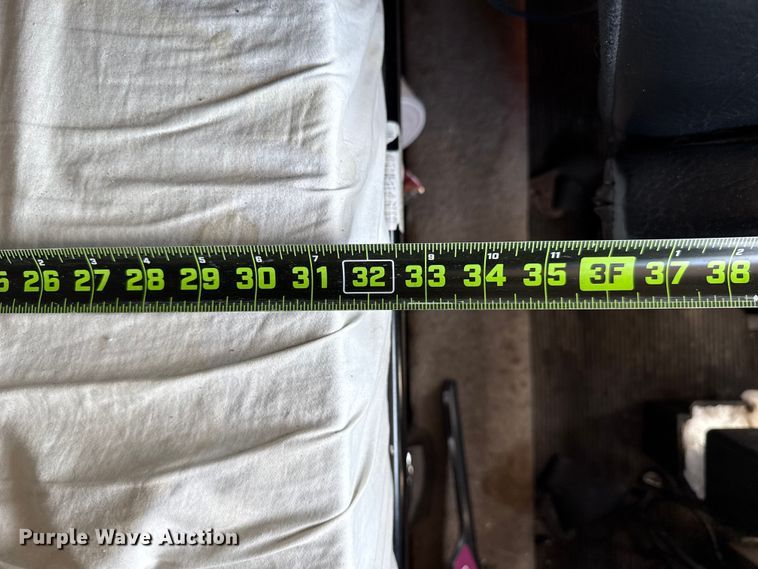 image for item ET6035 2013 Peterbilt 365 semi truck