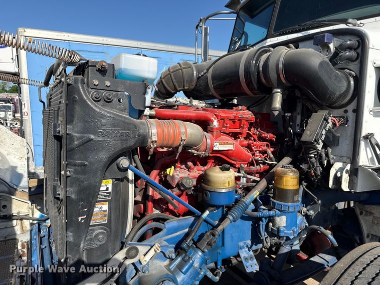 image for item ET6035 2013 Peterbilt 365 semi truck