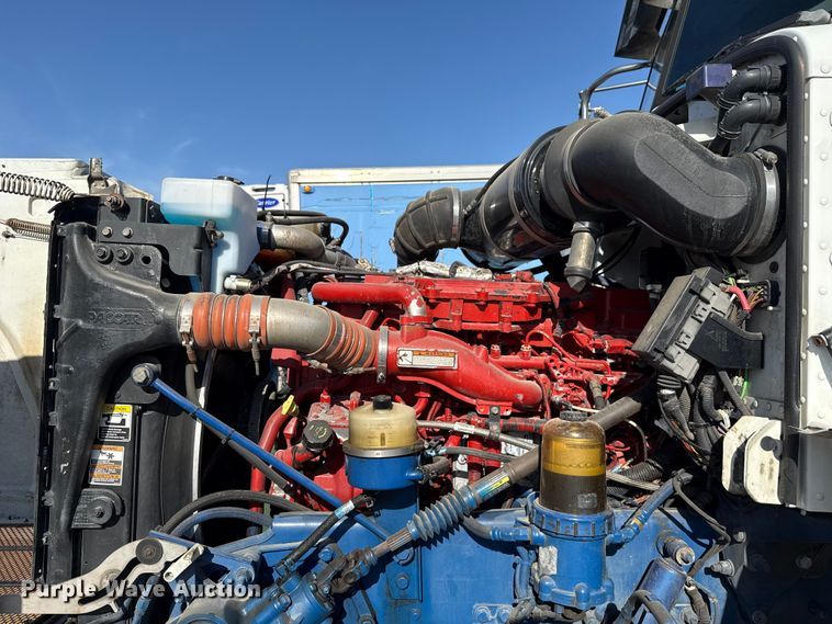 image for item ET6035 2013 Peterbilt 365 semi truck